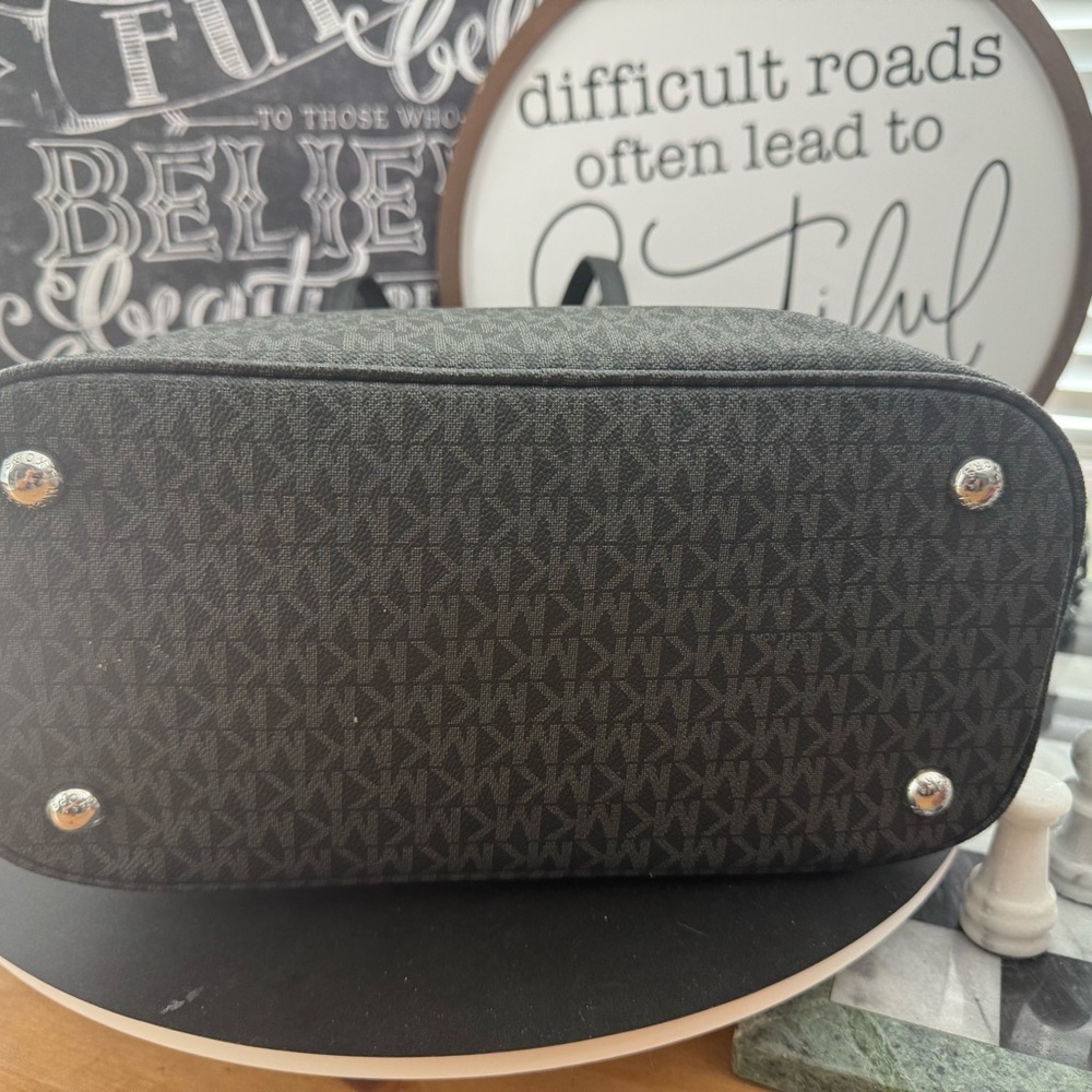 EUC MICHAEL Michael Kors Jet Set Large Logo Pocket Tote Bag in black and grey - Picture 5 of 6